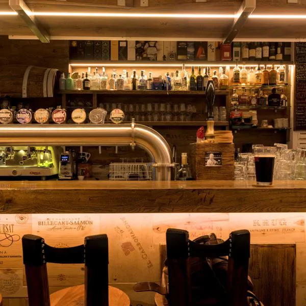 Bancone del pub La Doga Gourmet a Fiera di Primiero con birre, cocktail e atmosfera conviviale